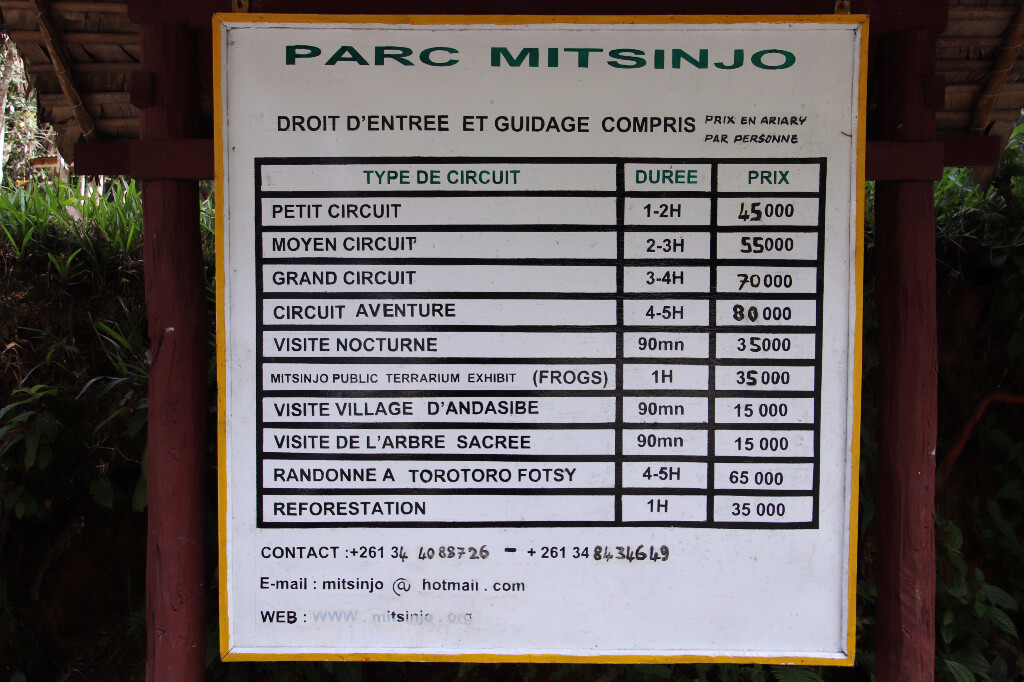 Op dit bord zie je de prijzen voor het Mitsinjo park in Andasibe. Deze prijzen zijn inclusief gids. 