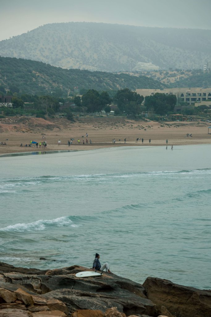 Het strand van Taghazout waar surfles wordt gegeven