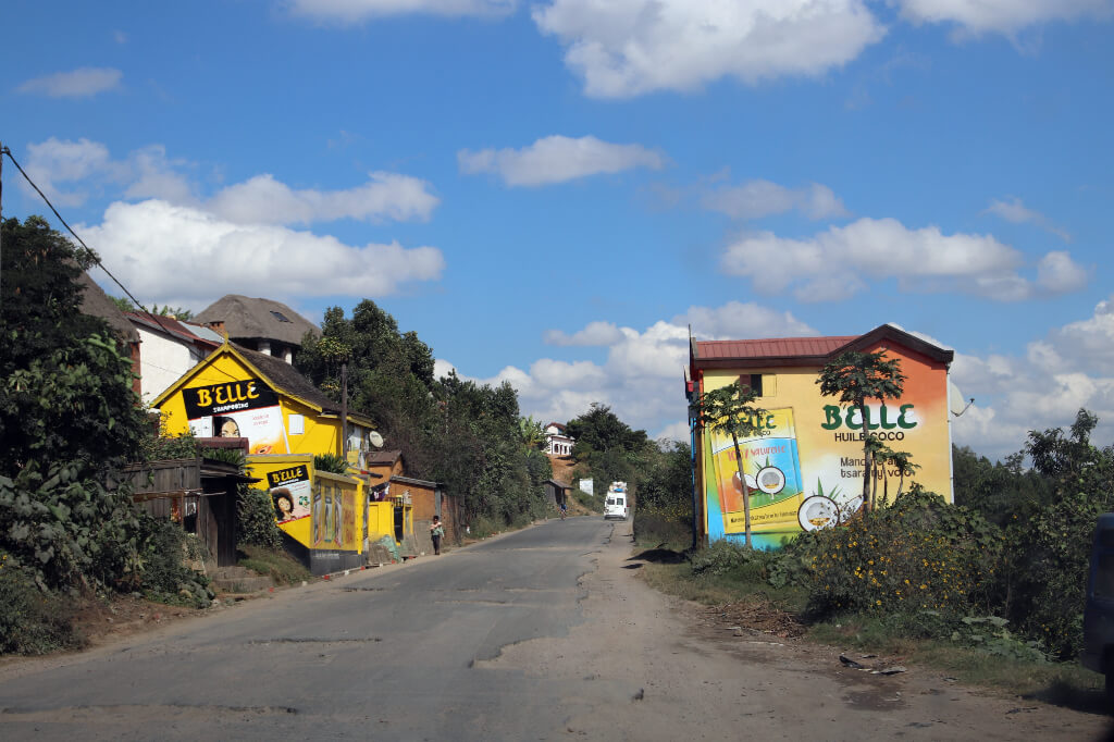 De wegen in Madagascar zitten vol gaten, daardoor ligt het reistempo tijdens je Madagascar rondreis niet hoger dan 45 km/u