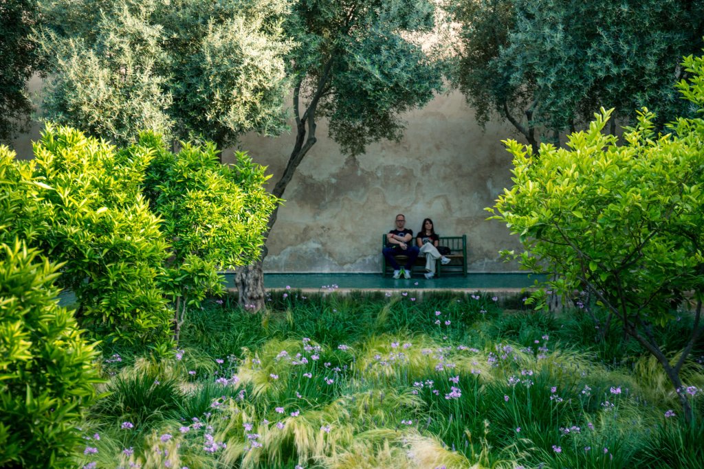 Veel schaduwrijke plekjes in Le Jardin Secret in Marrakech