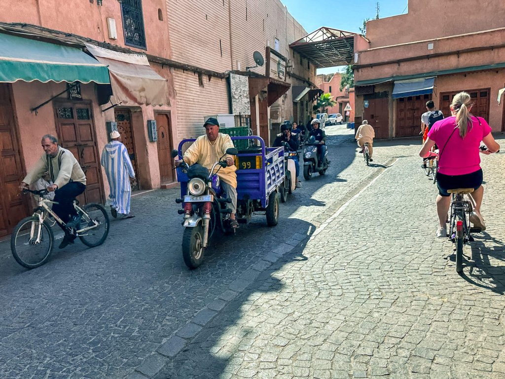 Het stikt van de brommers in de medina van Marrakech