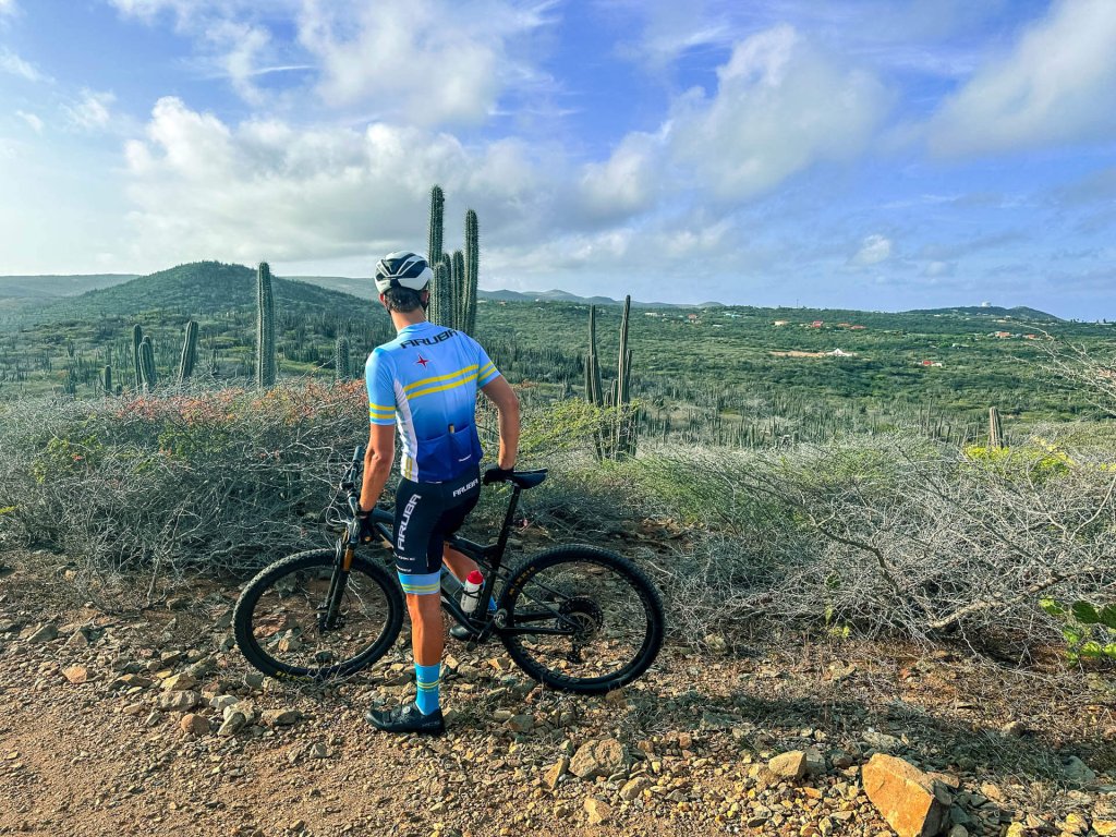 Mooi uitzicht tijdens het mountainbiken op Aruba