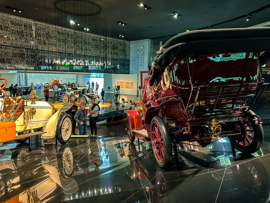 Klassieke auto's in het Mercedes Benz Museum 