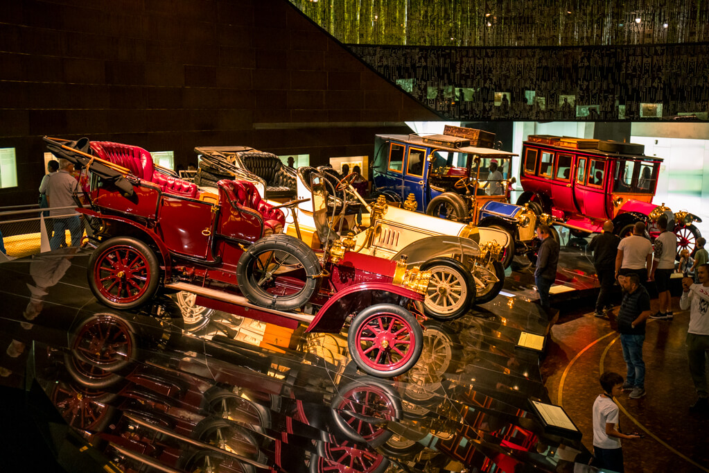 Klassieke auto's in het Mercedes Benz Museum 