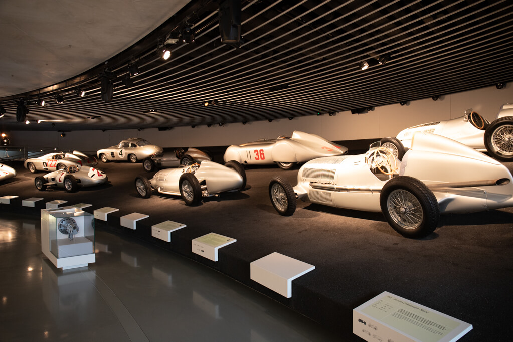 Oude racewagens in het Mercedes Benz Museum 