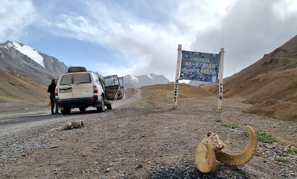 Sommige passen van de Pamir Highway bevinden zich op haast 5000 meter hoogte