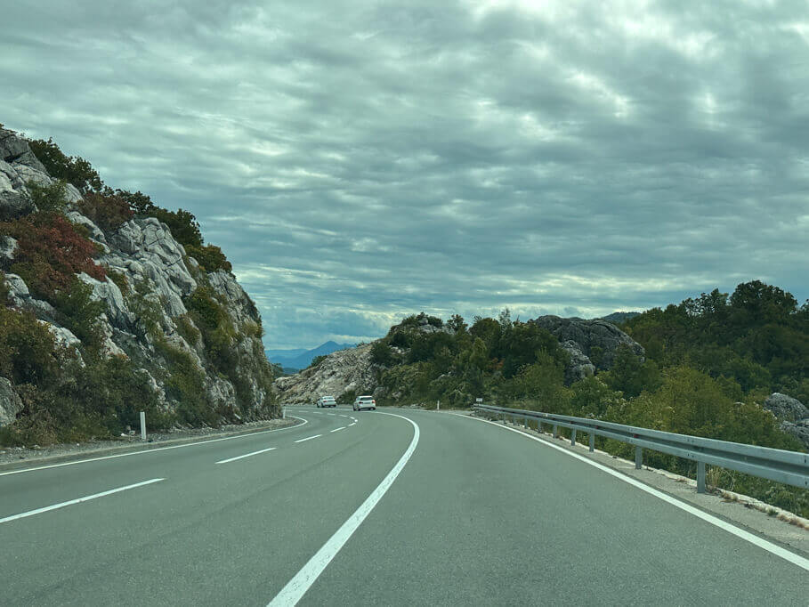 De wegen in Montenegro zijn vaak van goede kwaliteit