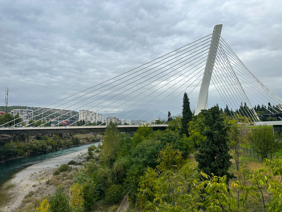 De Millennium bridge in Podgorica als onderdeel van de reisroute Montenegro