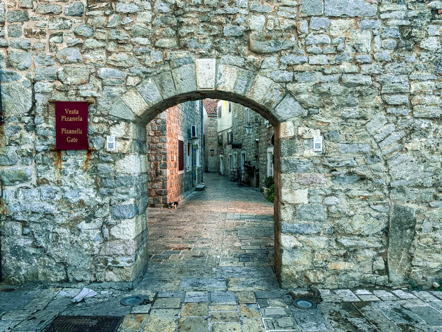 De ingang van de oude stad van Budva