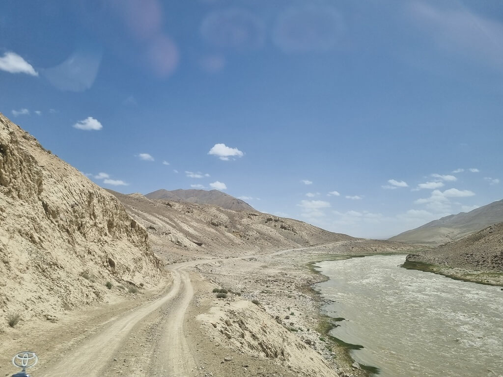 De droge wegen in Tadzjikistan