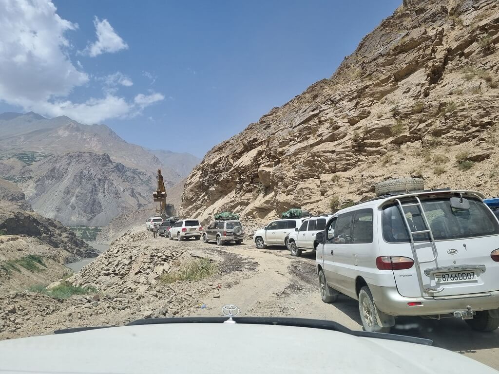 Wegwerkzaamheden zorgen er vaak voor dat de wegen in de Pamir lang zijn afgesloten