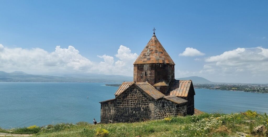 Het prachtige Sevan meer in Armenië is een waar hoogtepunt