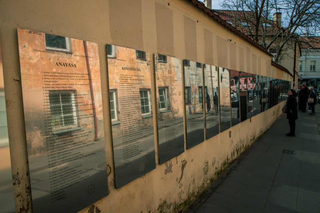 Grondwet op de muur in Užupis