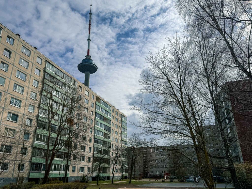 Tv toren van Vilnius tussen de Sovjet flats