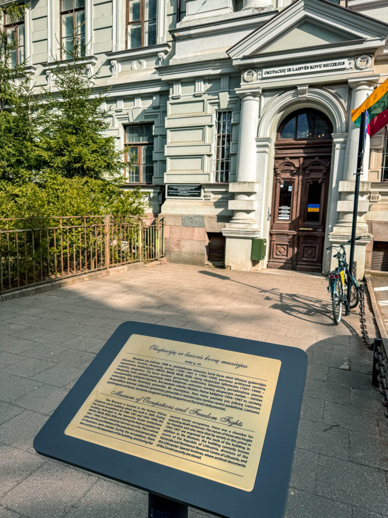 Ingang van het KGB museum in Vilnius