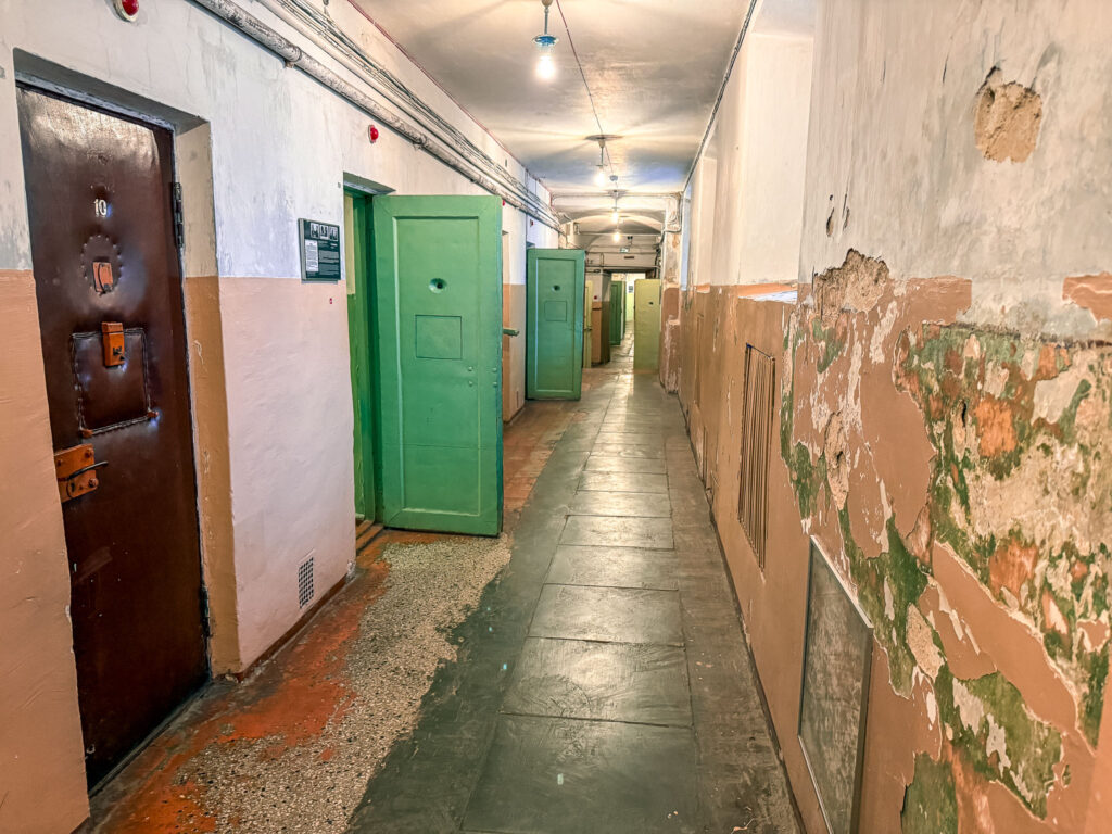 Cellen in het KGB museum in Vilnius