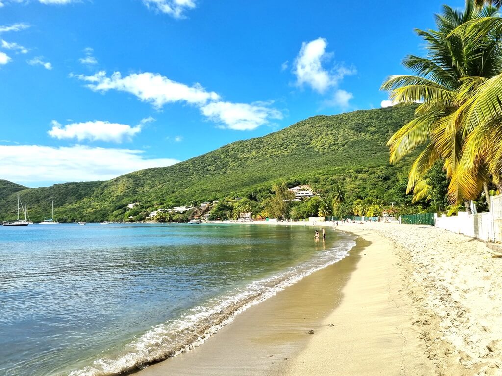Het strand bij Grande Anse d'Arlet is erg smal en ligt langs hoge muren