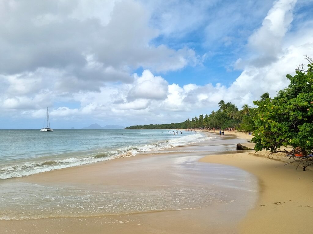 Zeer populair, maar wat ons betreft geen aanrader, is Plages des Salines