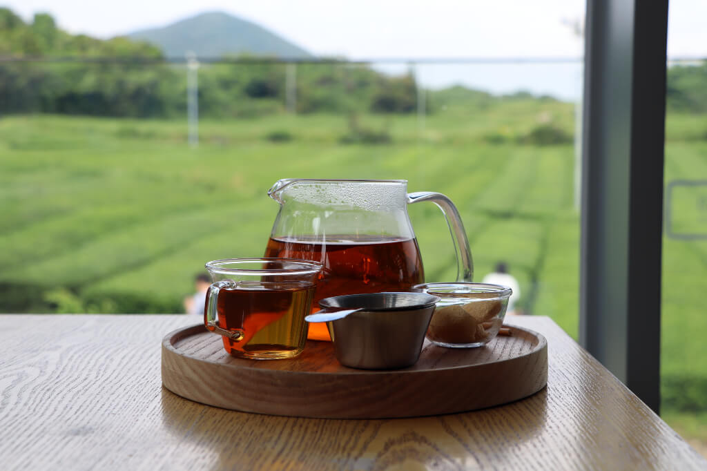 Thee drinken bij het Osulloc museum op Jeju
