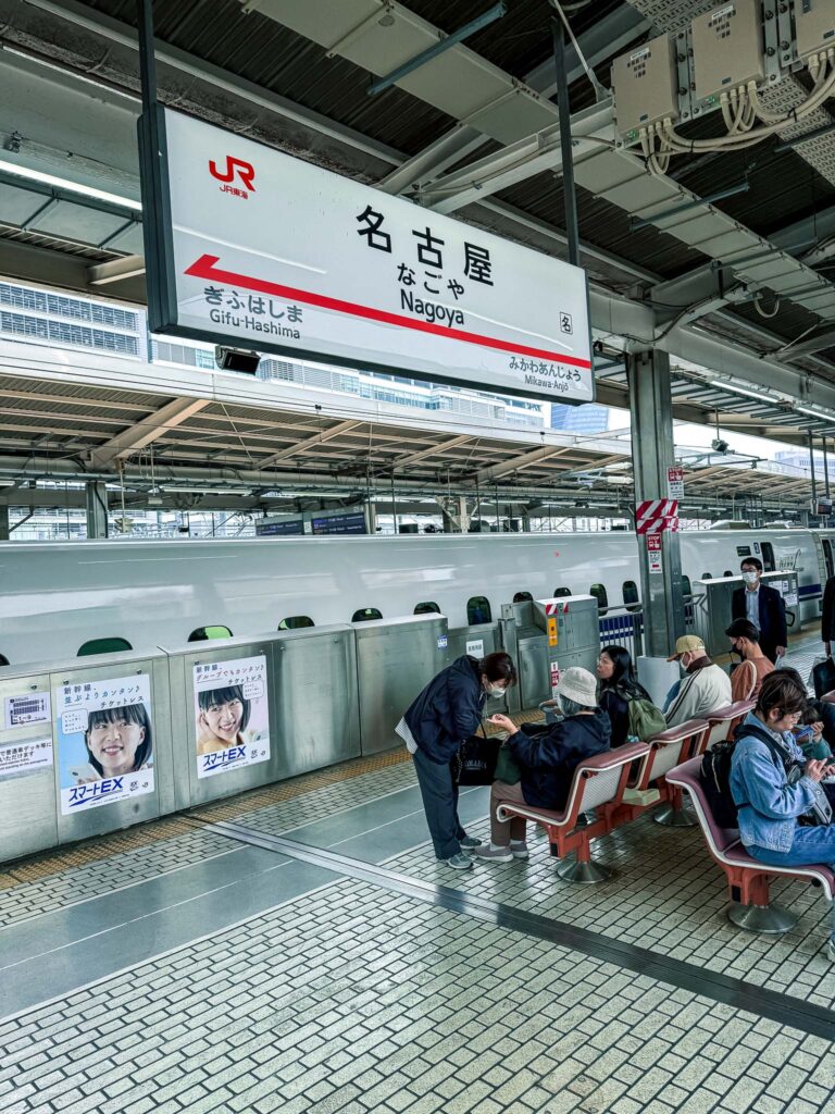 Reizen met de trein in Japan station Nagoya
