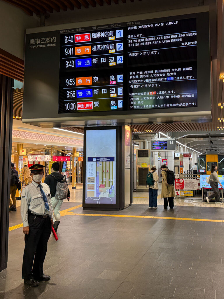 Medewerker op station Japan