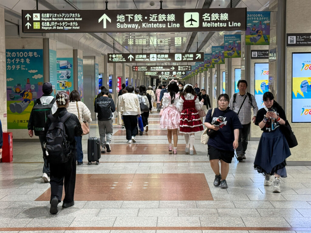 De weg vinden in treintstation Kyoto Japan
