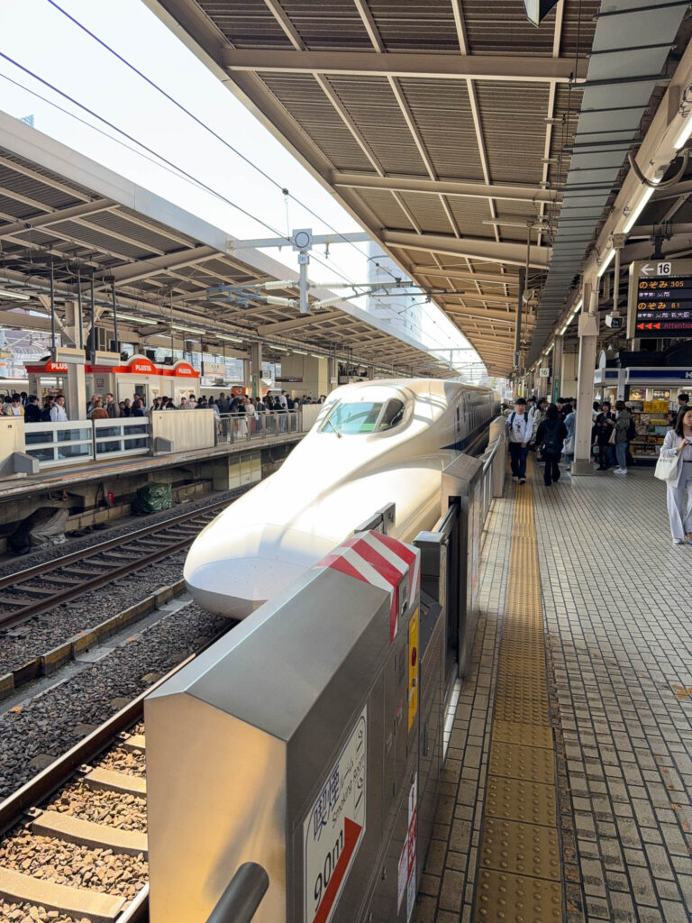 Shinkansen op het perron