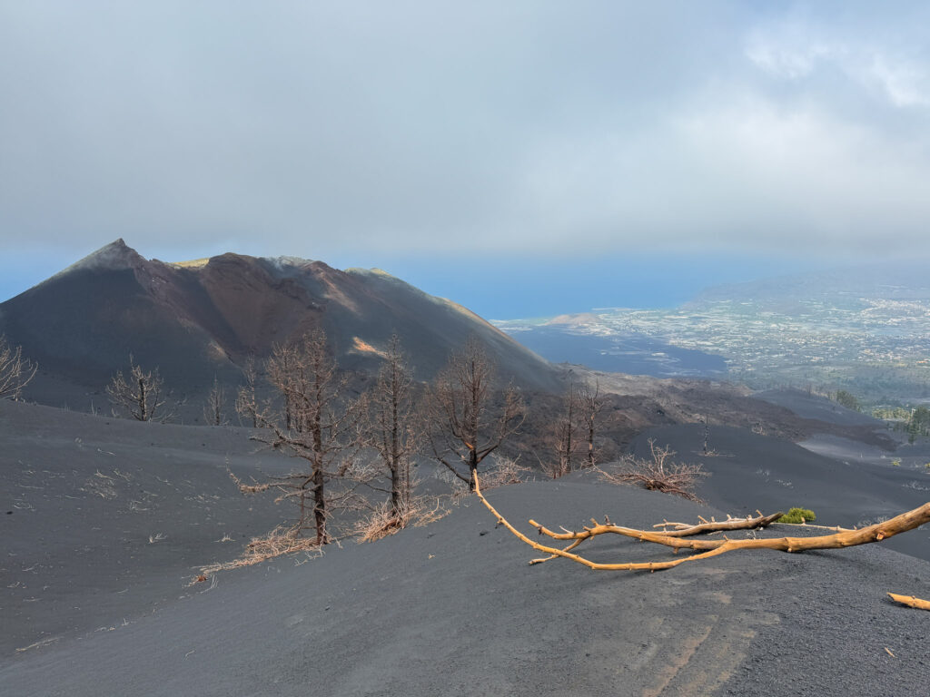 De vulkaan Tajogaite met op de achtergrond het dorp op La Palma