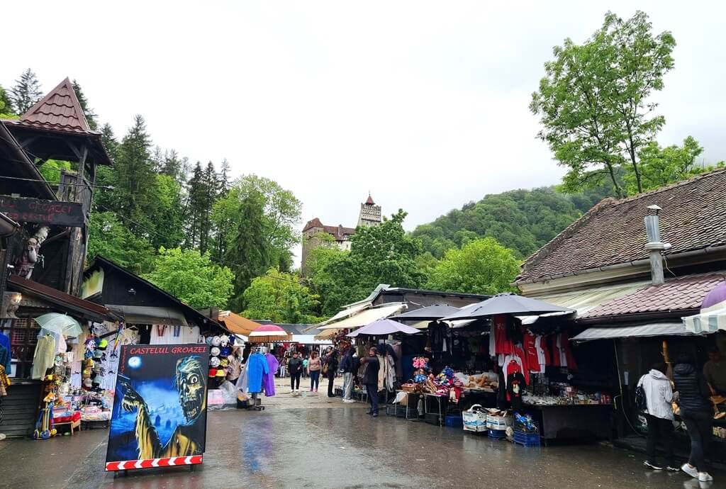 De drukke markt bij het Bran-kasteel