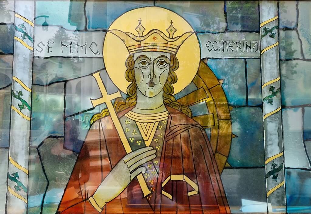 De kleurrijke iconen van het Busteni klooster in Roemenië