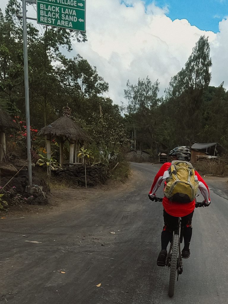 Op weg naar de lavavelden rondom Mount Batur