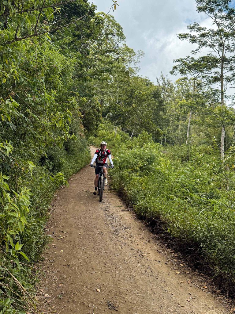 Mountainbiken over singletrails in het bos van Bali