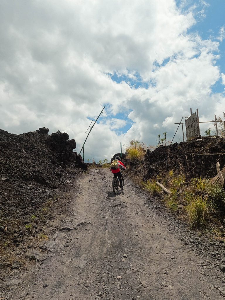 Op weg naar de lavavelden rondom Mount Batur
