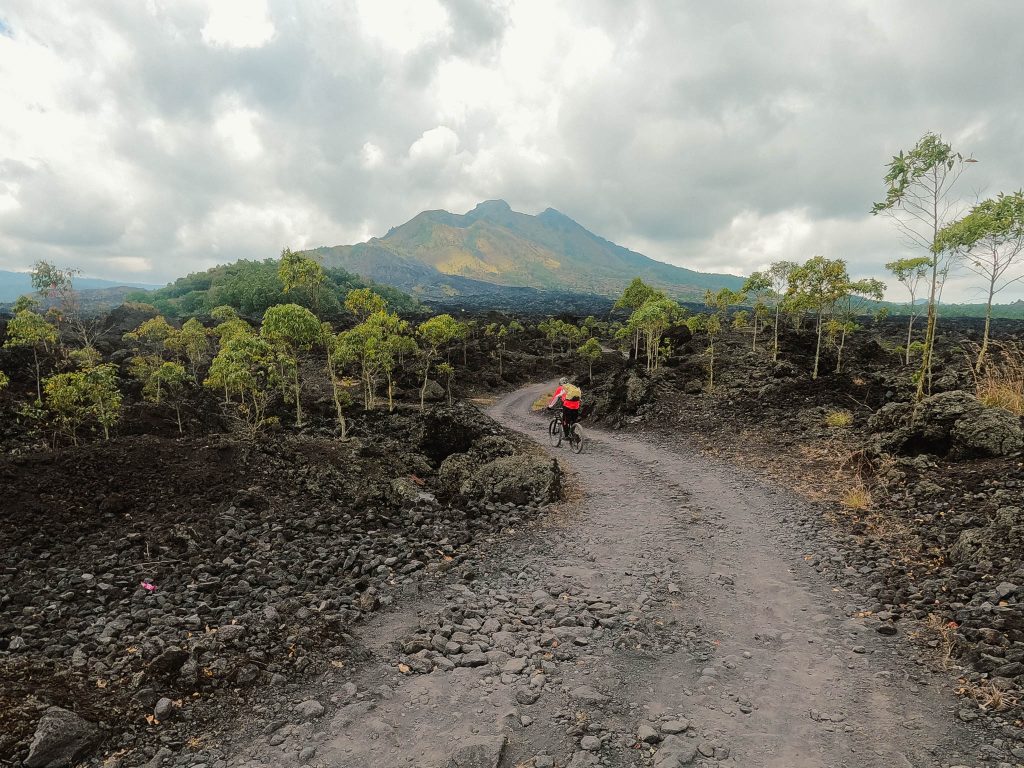 Fietsen door de lavavelden bij Mount Batur