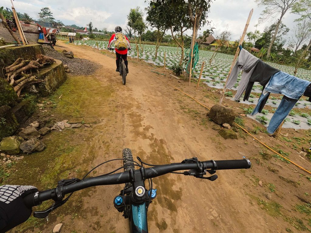 Fietsen door dorpjes