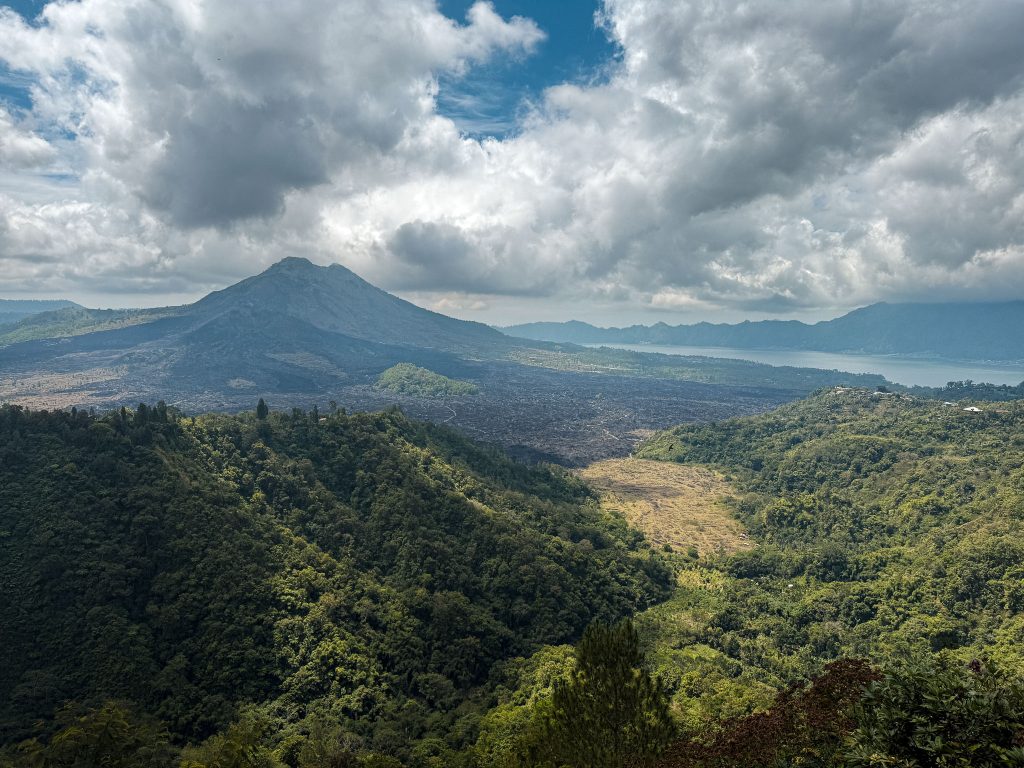 Lunch met uitzicht op Mount Batur