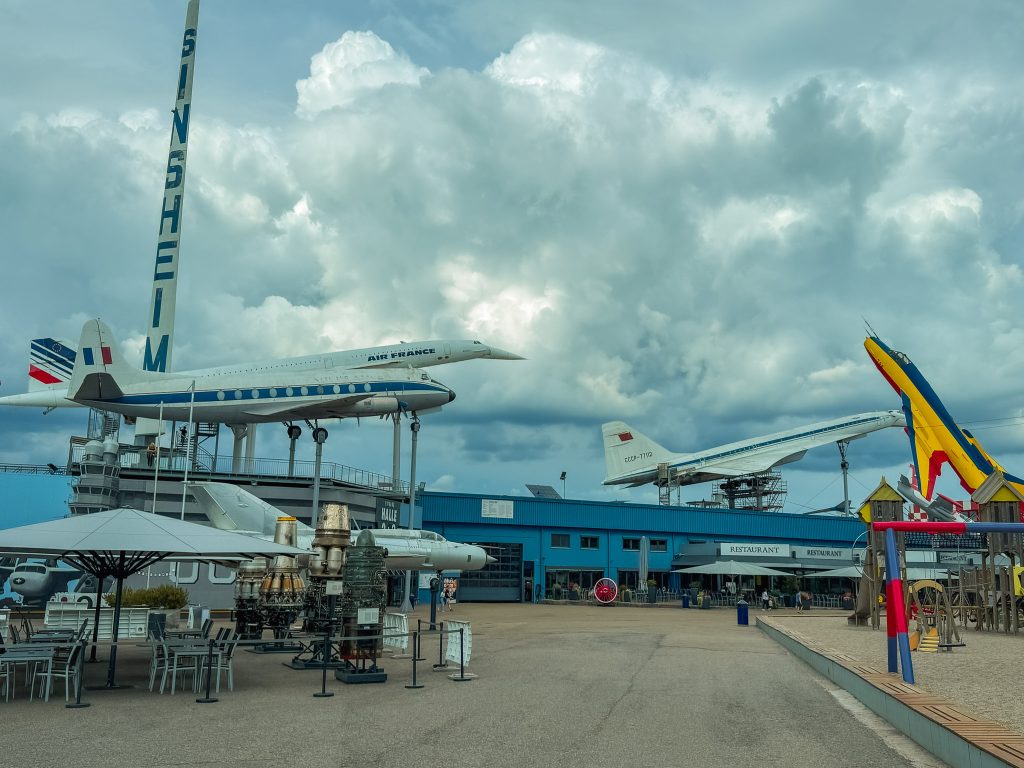 De Concorde op het dak van het museum