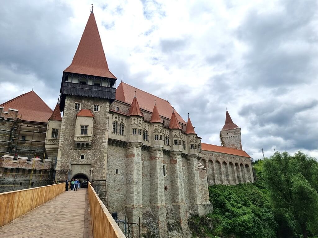 Hunedoara is prachtig gelegen, maar stond helaas in de steigers