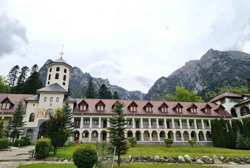 Het klooster in Busteni, Transsylvanië is de moeite waard om te bezoeken