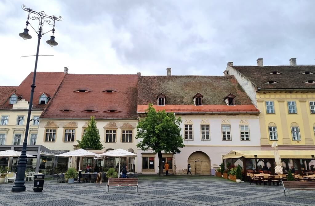 De gebouwen in Sibiu lijken oogjes te hebben