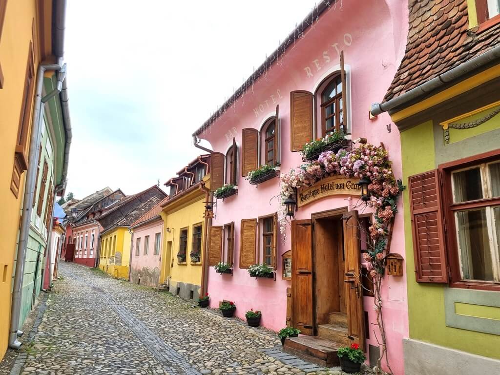 De kleurrijke straatjes van Sighisoara in Transsylvanië in Roemenië