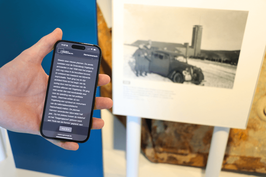 De informatieborden van de tentoonstelling zijn in het Duits, maar je kunt via je telefoon een Nederlandse vertaling oproepen in (gesproken) tekst