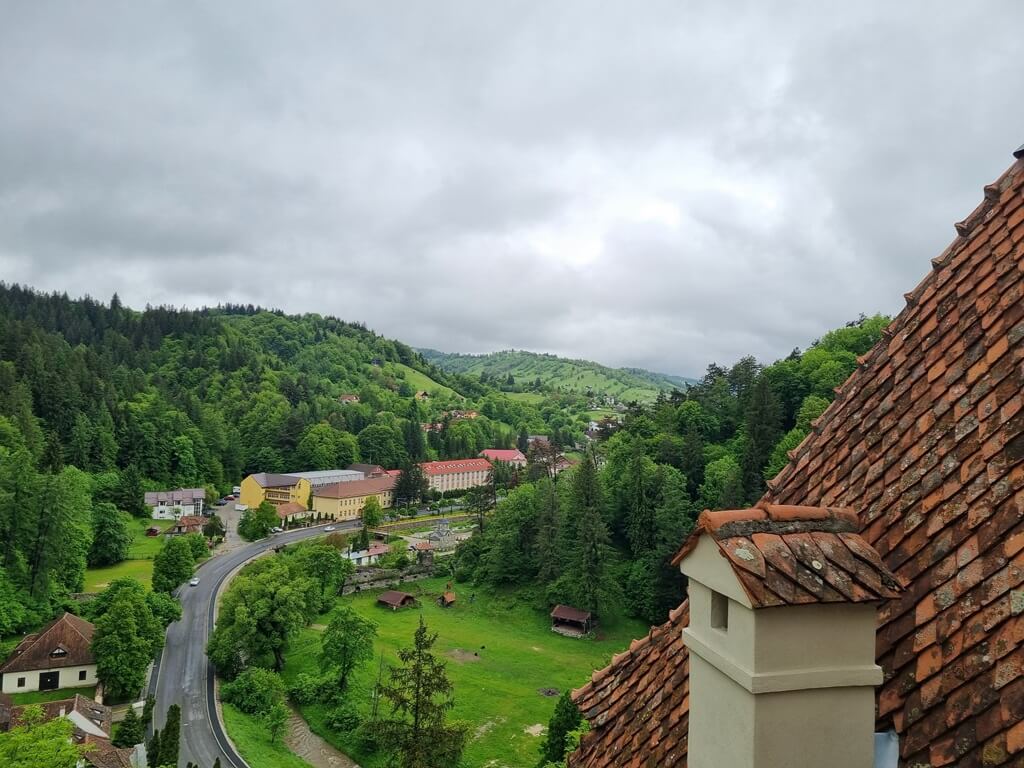 Het groene uitzicht vanuit Kasteel Bran in Transsylvanië in Roemenië