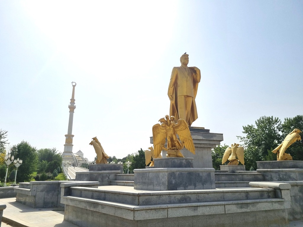 Ashgabat staat vol met gouden beelden