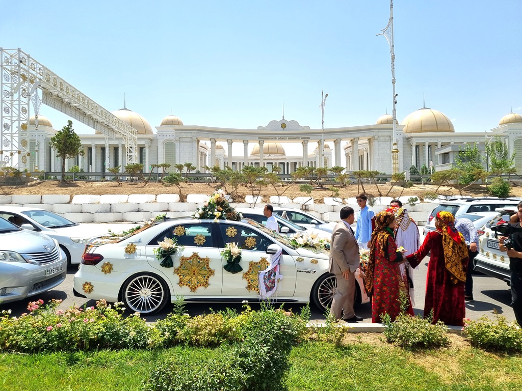Een huwelijk op de straten van Ashgabat