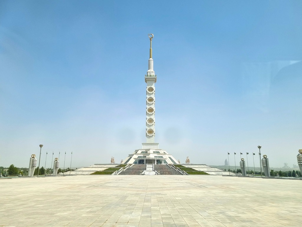Bizarre monumenten met lege wegen typeren Ashgabat