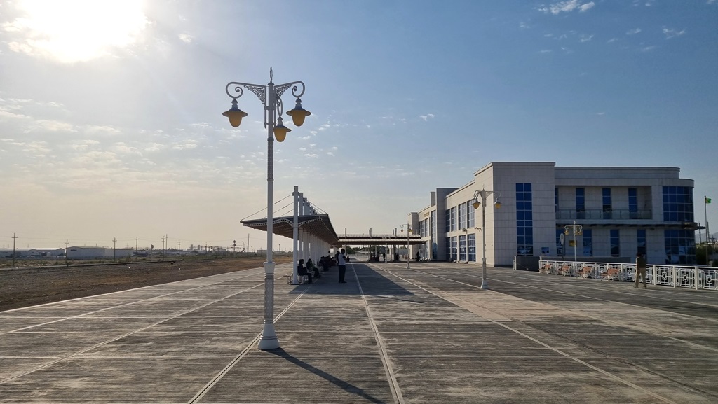 Het station van Balkanabad voor de nachttrein naar Ashgabat