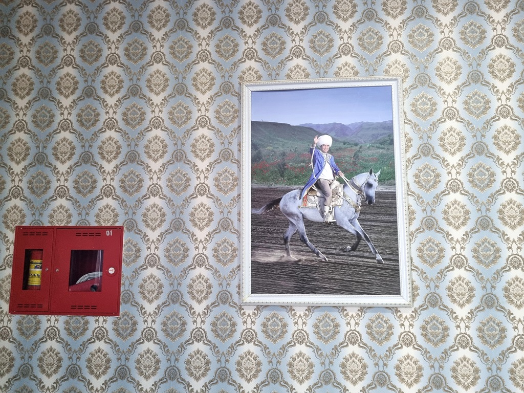 De typische schilderijen in de staatshotels in Turkmenistan