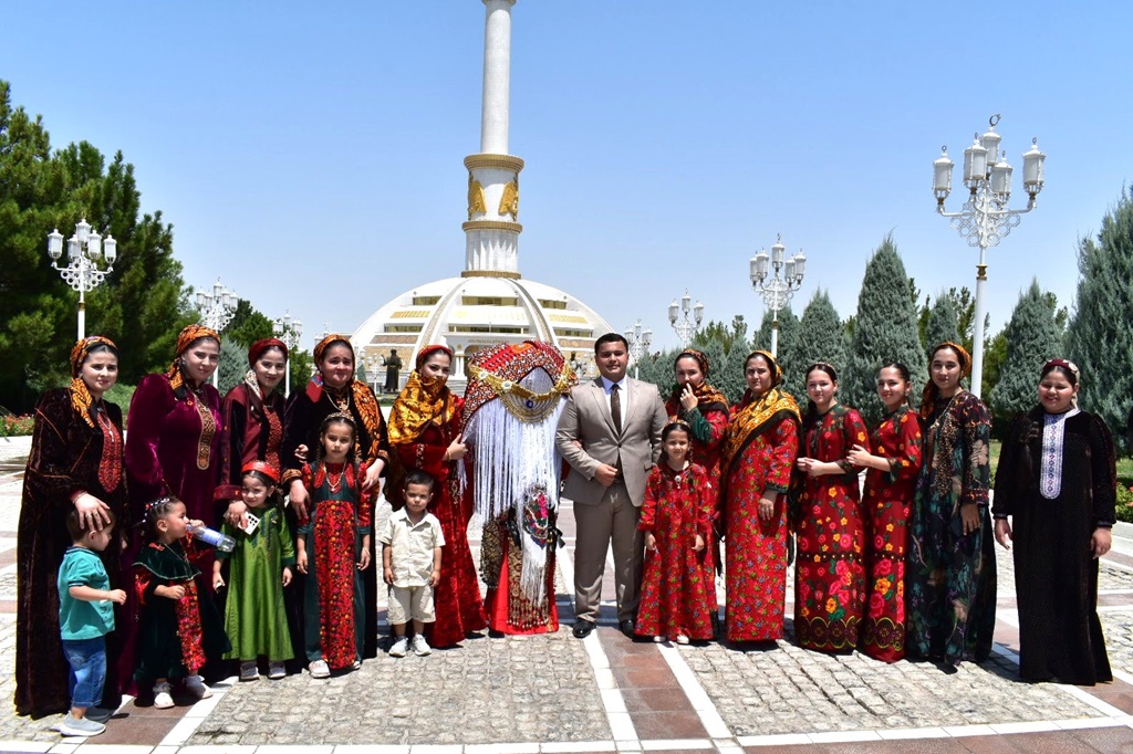 De traditionele huwelijkskleding in Turkmenistan