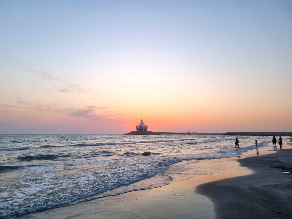 Zonsondergang aan de Kaspische Zee in Turkmenistan